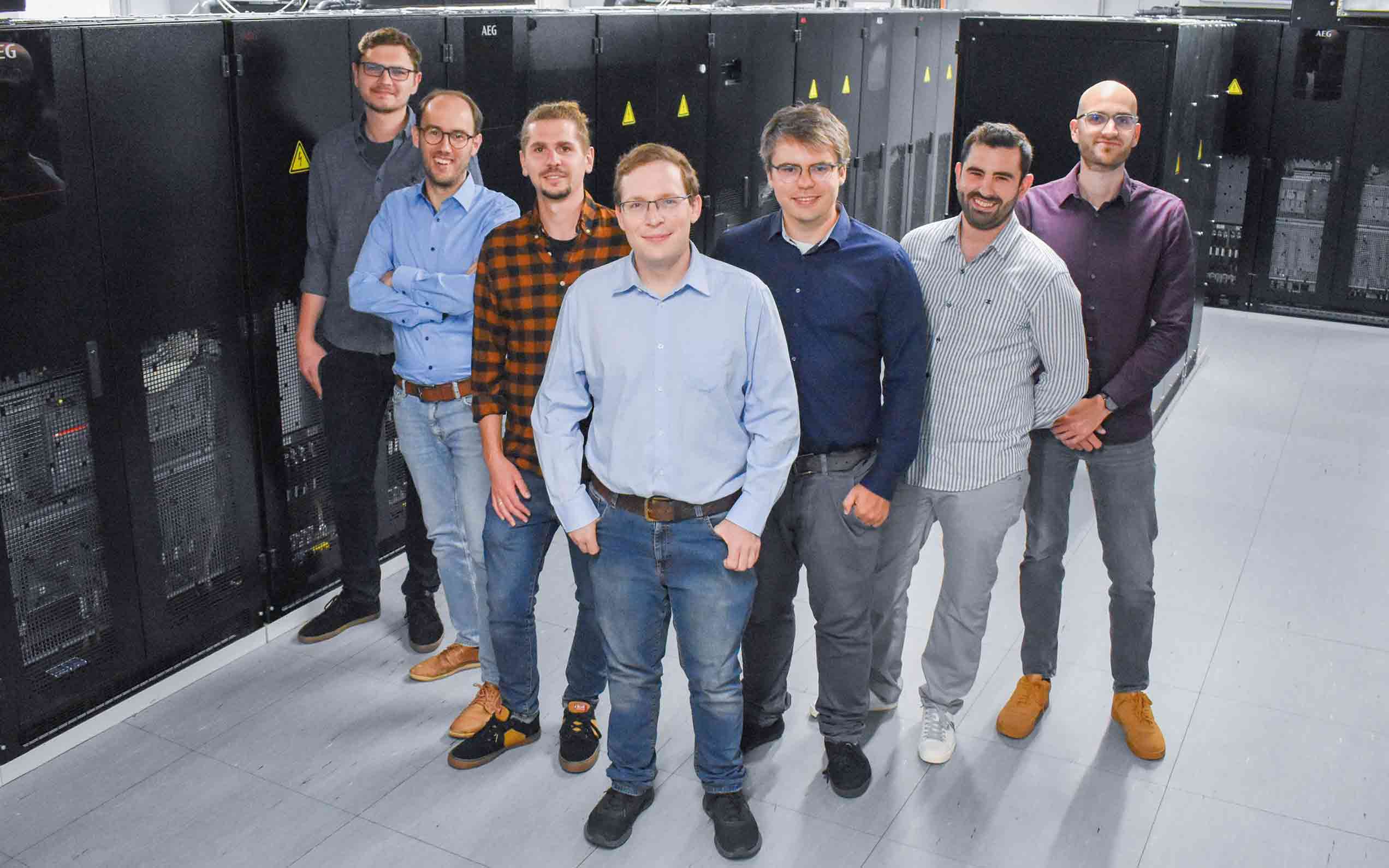 Maximilian Schenke, Dr.-Ing. Oliver Wallscheid, Daniel Weber, Jarren Lange, Barnabas Haucke-Korber, Mario Peña und Darius Jakobeit (v.l.)